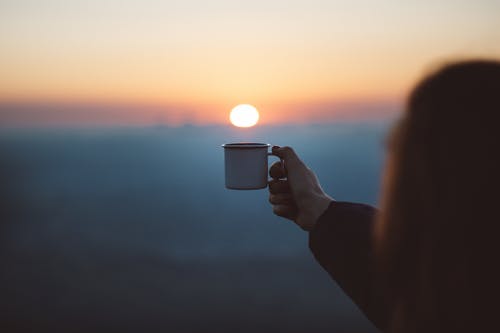 二、 女生遇到心动男生的表现